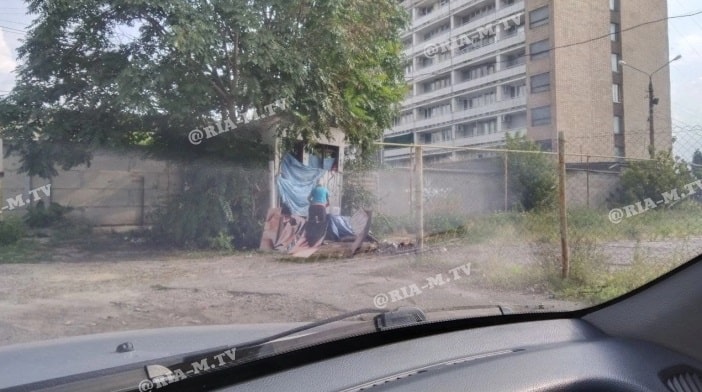 В Мелитополе бездомный терроризирует коммунальщиков (видео)